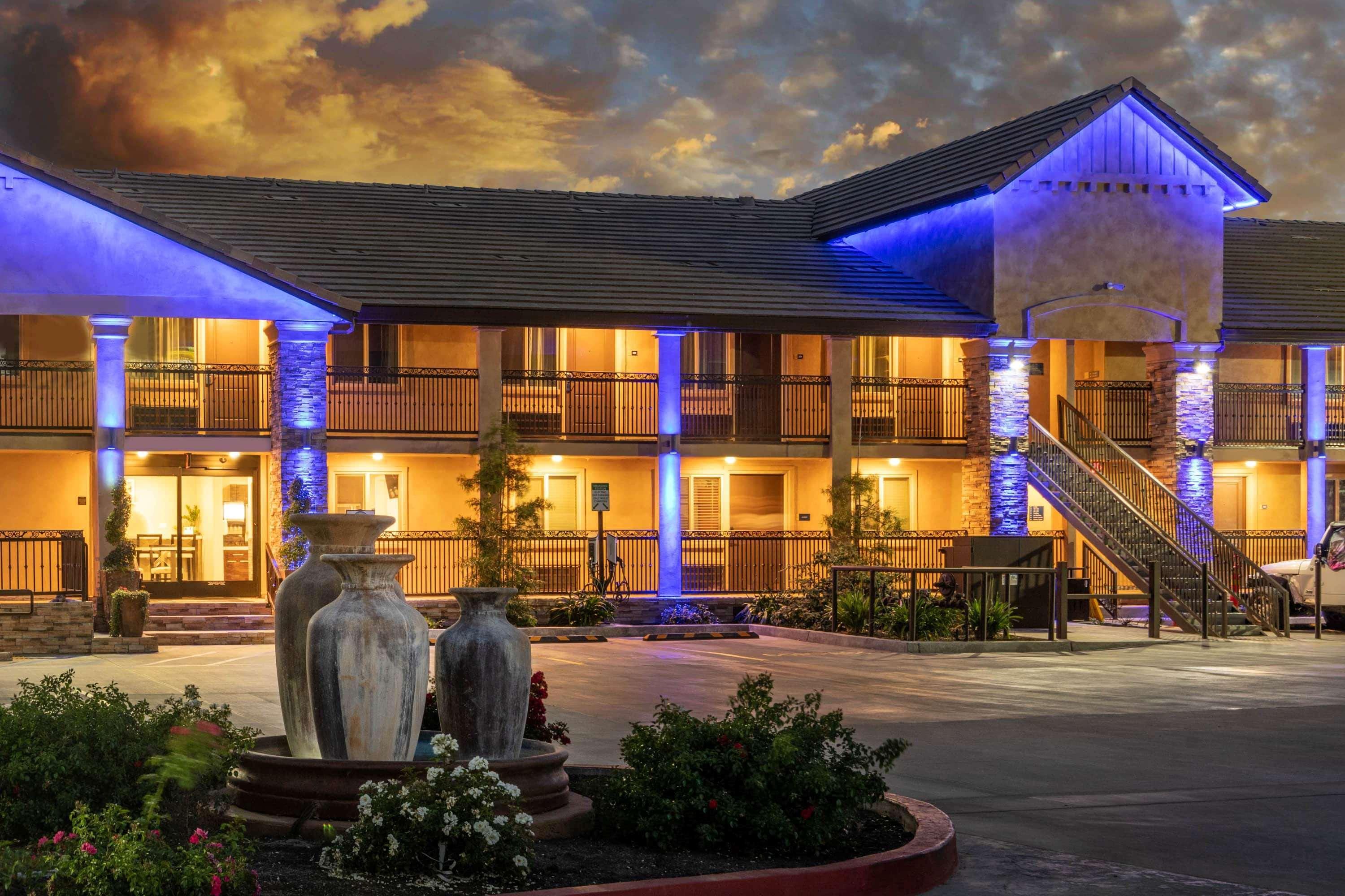 Days Inn By Wyndham Galt - Elk Grove South Exterior foto