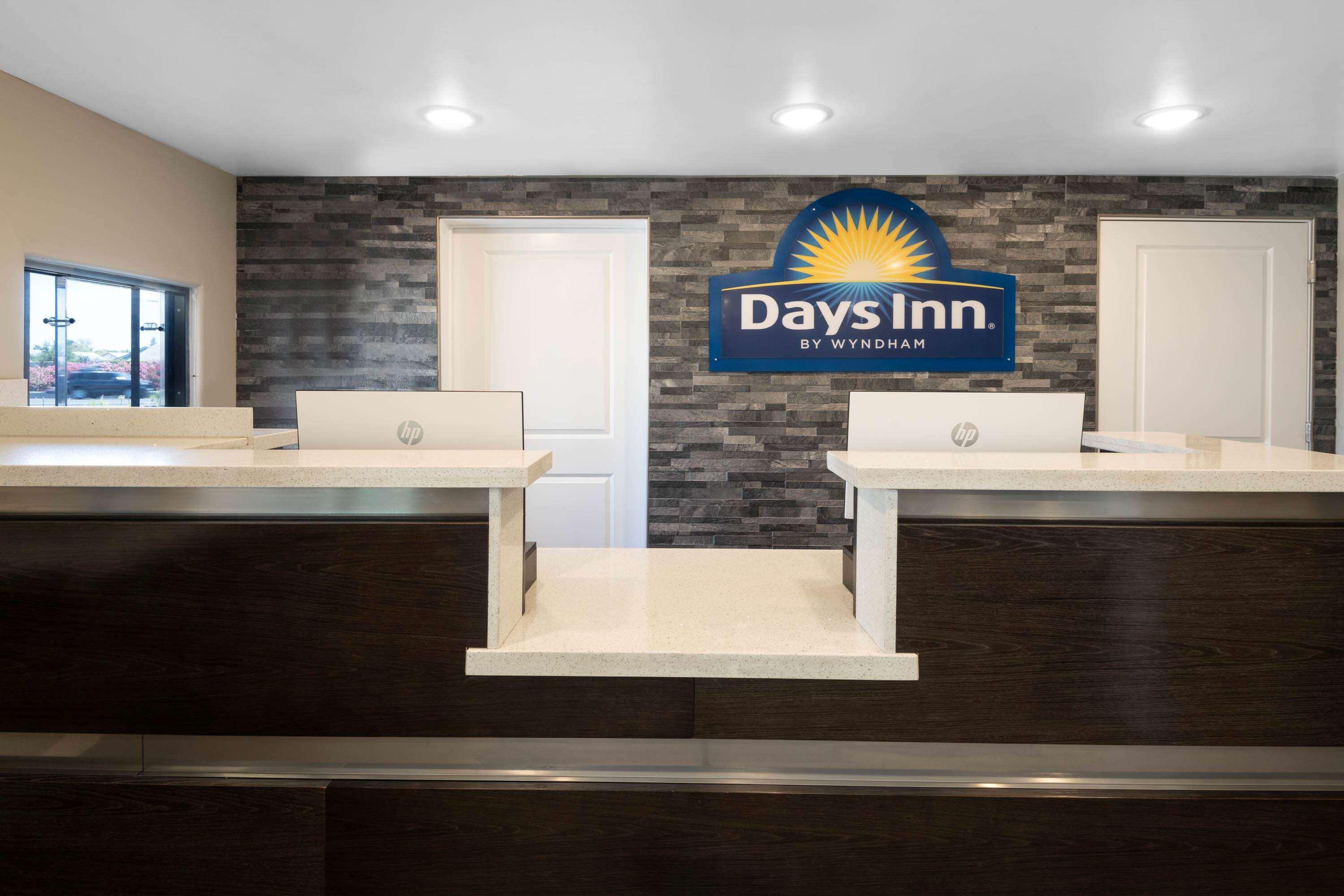 Days Inn By Wyndham Galt - Elk Grove South Exterior foto
